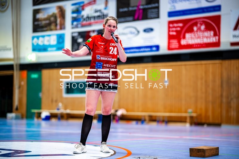 Sophie Räuchle (24, SG Schozach-Bottwartal) spricht ins Mikrofon