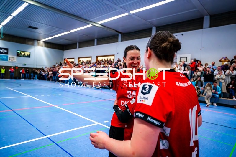 Elena Fabritz (34, SG Schozach-Bottwartal) umarmt Mitspielerin