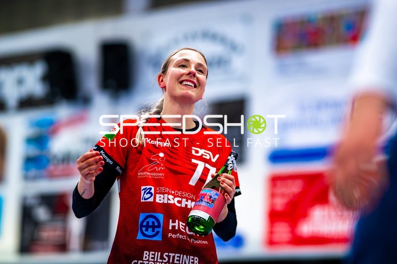 Lisa Loehnig (77, SG Schozach-Bottwartal) mit Flasche