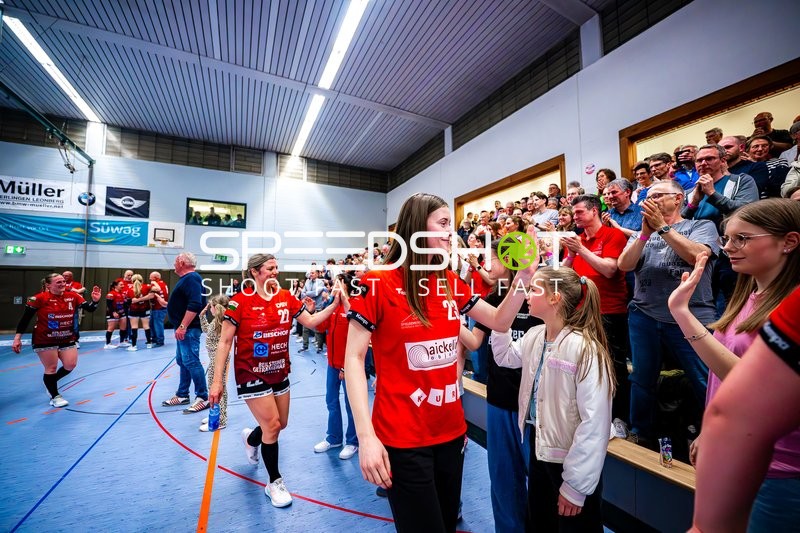 Spielerinnen begrüßen Fans