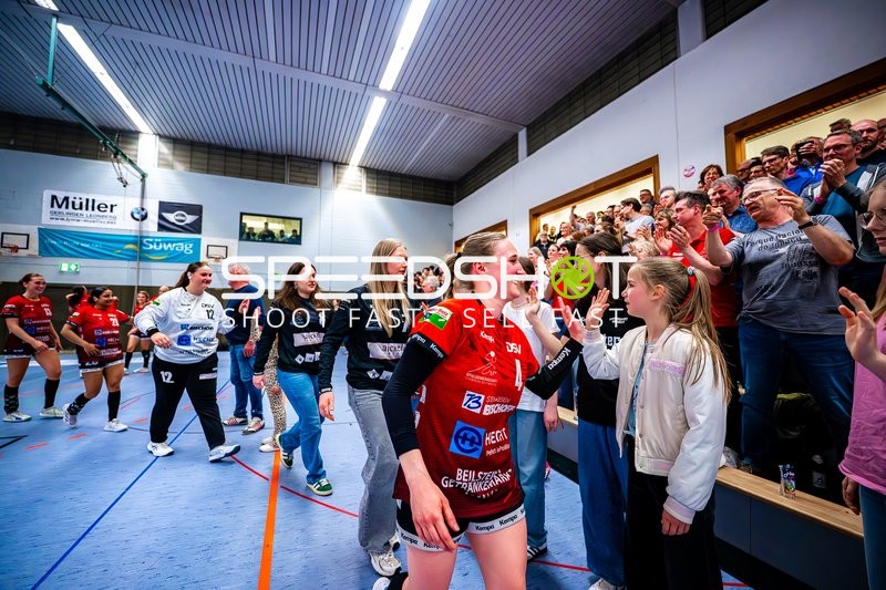 Esther Adam (4, SG Schozach-Bottwartal) begrüßt Fans