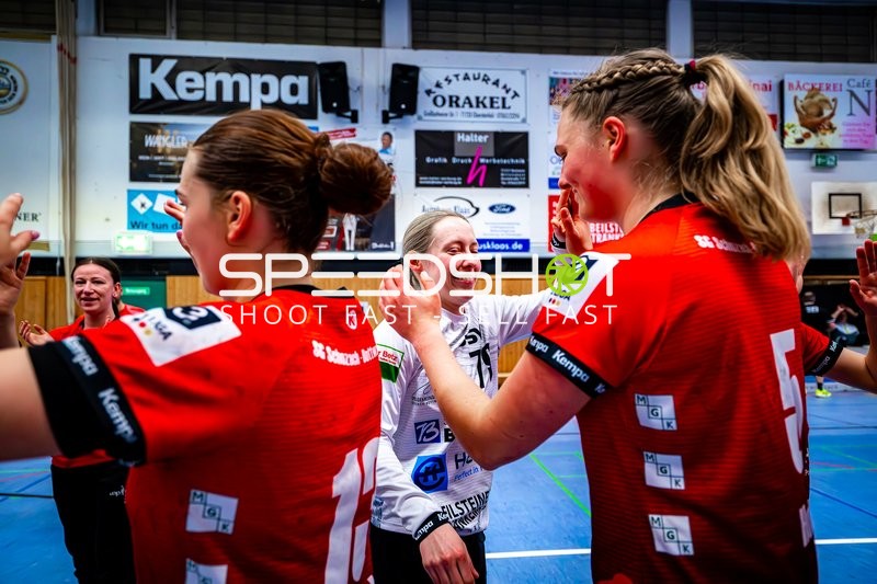 Aylin Bornhardt (13, SG Schozach-Bottwartal) und 5, SG Schozach-Bottwartal feiern mit Hanna Krause (12, SG Schozach-Bottwartal)