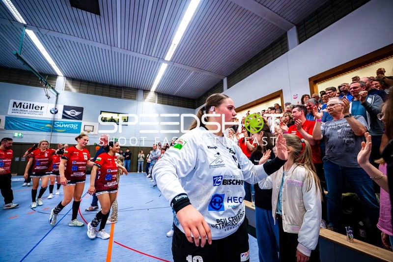 Hanna Krause (12, SG Schozach-Bottwartal) begrüßt Fans