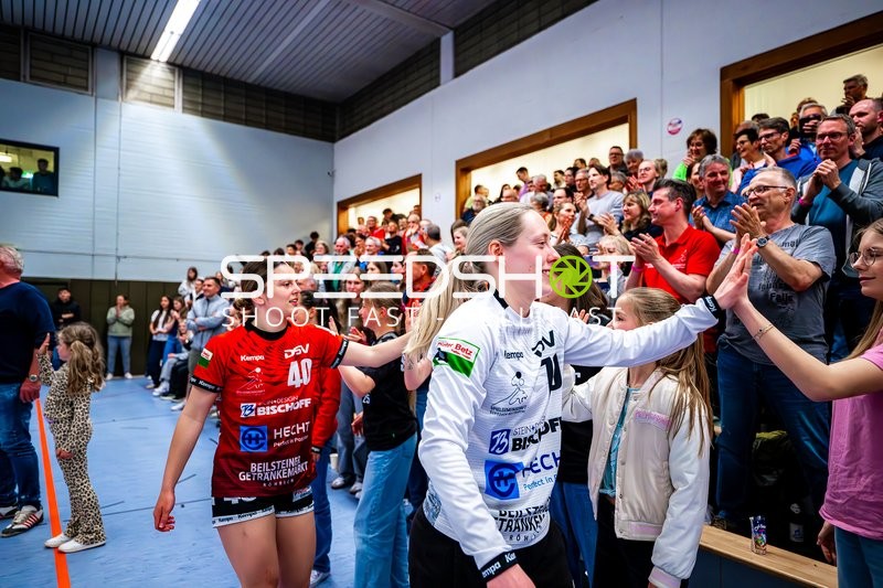 Spielerinnen begrüßen Fans