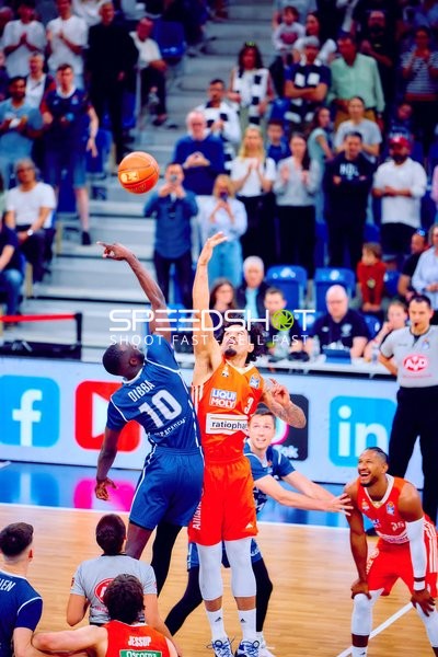 Jump Ball Marcio Santos (3;Ratiopharm Ulm), Ryan Mikesell (33;MLP Academics Heidelberg)
