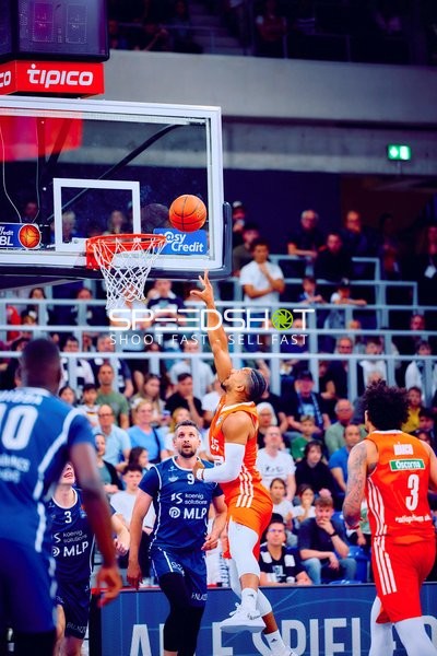 Layup Justinian Jessup (10;Ratiopharm Ulm) gegen Paul Zipser (9;MLP Academics Heidelberg)