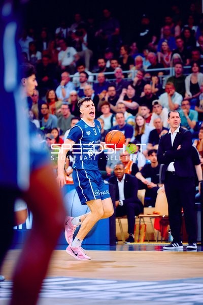 Dribbling Andrew O’Brien (3;MLP Academics Heidelberg)