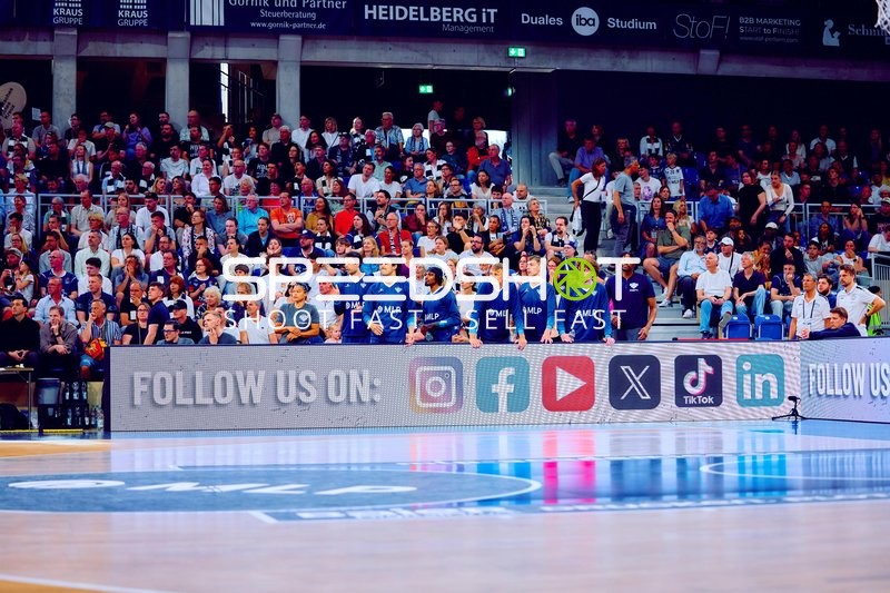 Warten auf Einwurf Niklas Würzner (2;MLP Academics Heidelberg), Mateo Šerić (21;MLP Academics Heidelberg)