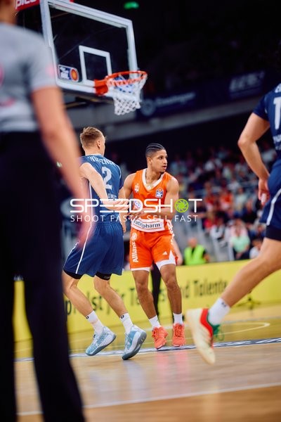 Defense von Alfonso Plummer (9;Ratiopharm Ulm) gegen Niklas Würzner (2;MLP Academics Heidelberg)