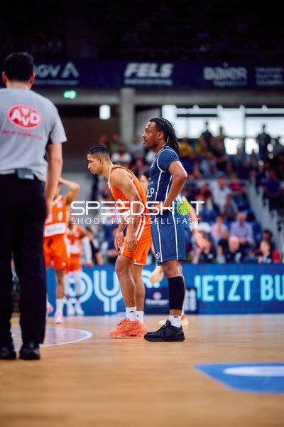 Defensive stance Alfonso Plummer (9;Ratiopharm Ulm), DJ Horne (0;MLP Academics Heidelberg)