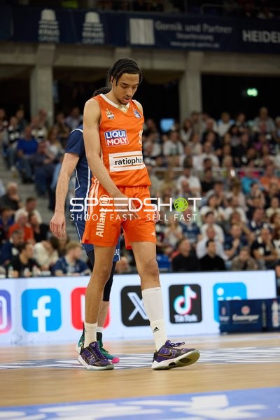 Ballkontrolle Noa Essengue (12;Ratiopharm Ulm)