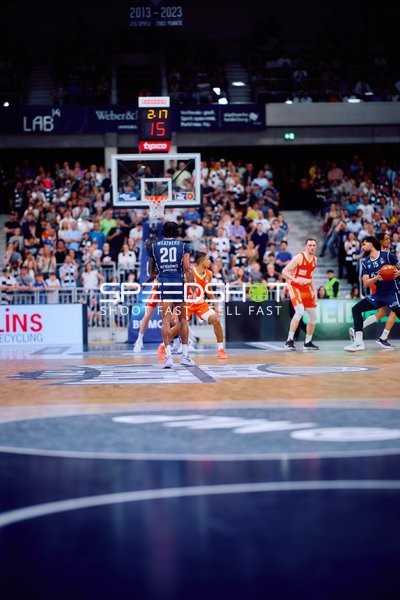 Defense mit Michael Weathers (20;MLP Academics Heidelberg) und Alfonso Plummer (9;Ratiopharm Ulm)