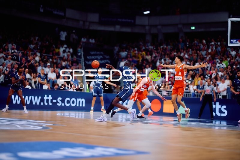 Bakary Dibba (10, MLP Academics Heidelberg) passt Ball