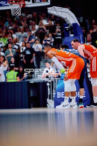 Pause vor Freiwurf Karim Jallow (35;Ratiopharm Ulm), Philipp Herkenhoff (14;Ratiopharm Ulm)