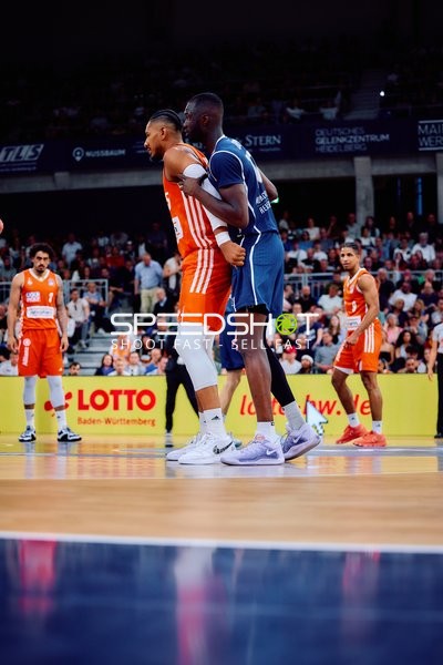 Defense Alfonso Plummer (9;Ratiopharm Ulm) vs Evan Rietsch (7;MLP Academics Heidelberg)