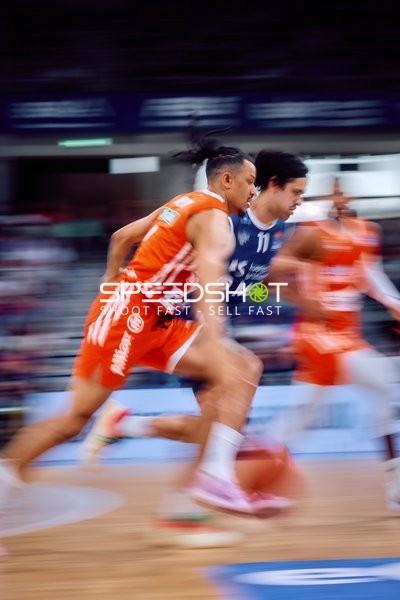 Drive mit Ball Nelson Weidemann (0;Ratiopharm Ulm), Erol Ersek (11;MLP Academics Heidelberg)