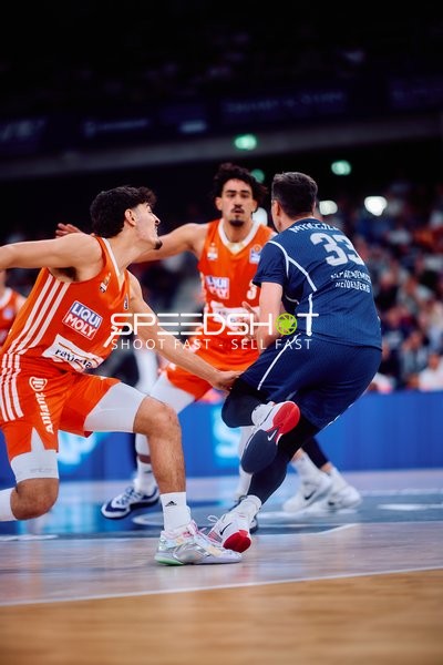 Defense Tobias Jensen (7;Ratiopharm Ulm), Marcio Santos (3;Ratiopharm Ulm) gegen Ryan Mikesell (33;MLP Academics Heidelberg)