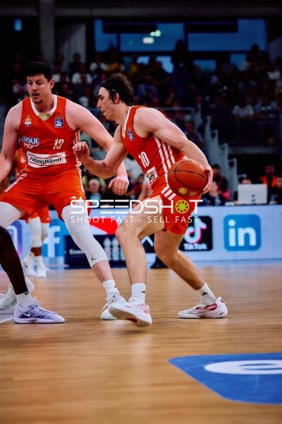 Dribbling Justinian Jessup (10;Ratiopharm Ulm), Verteidigung Nicolas Bretzel (13;Ratiopharm Ulm)