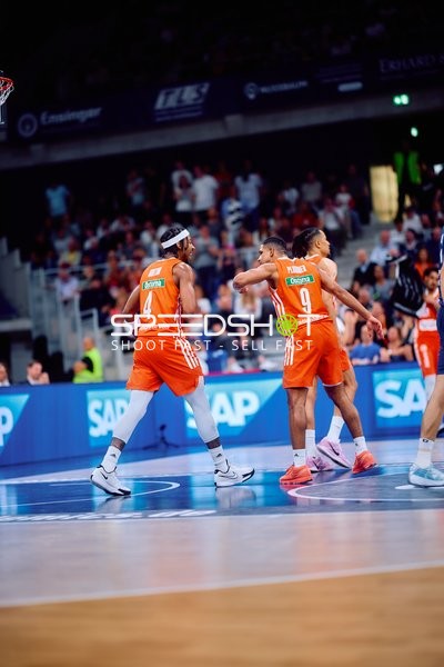 Spielszene mit Nate Hinton (4;Ratiopharm Ulm), Alfonso Plummer (9;Ratiopharm Ulm)