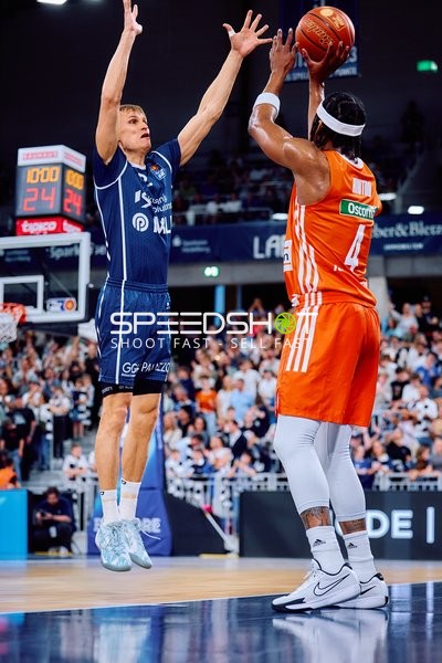 Wurf Niklas Würzner (2;MLP Academics Heidelberg) gegen Nate Hinton (4;Ratiopharm Ulm)