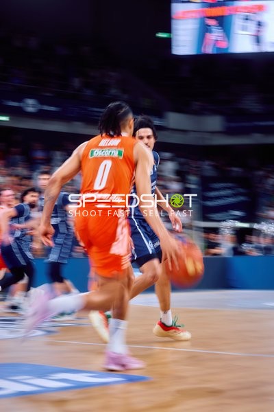 Dribbling Nelson Weidemann (0;Ratiopharm Ulm) vs Erol Ersek (11;MLP Academics Heidelberg)