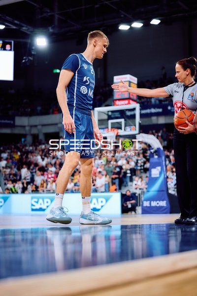 Freiwurf angezeigt Niklas Würzner (2;MLP Academics Heidelberg)