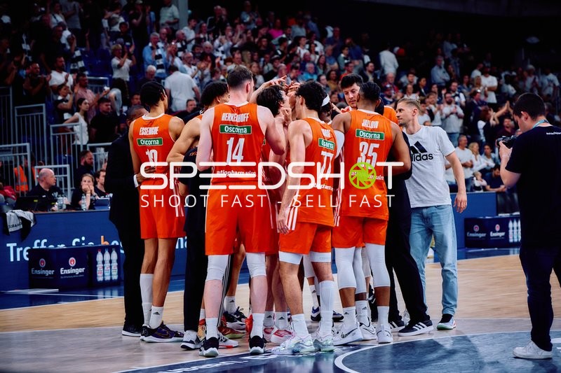 Team-Huddle Ratiopharm Ulm Spieler Nicolas Bretzel (13;Ratiopharm Ulm), Philipp Herkenhoff (14;Ratiopharm Ulm), Karim Jallow (35;Ratiopharm Ulm)
