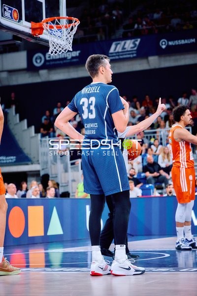 Spielerpositionierung Ryan Mikesell (33;MLP Academics Heidelberg), Marcio Santos (3;Ratiopharm Ulm)