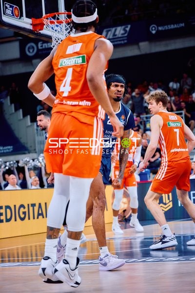 Defensive Aktion Michael Weathers (20;MLP Academics Heidelberg), Paul Zipser (9;MLP Academics Heidelberg) vs. Nate Hinton (4;Ratiopharm Ulm), Tobias Jensen (7;Ratiopharm Ulm)