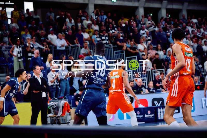 Defense mit Bakary Dibba (10;MLP Academics Heidelberg), Nate Hinton (4;Ratiopharm Ulm), Noa Essengue (12;Ratiopharm Ulm)