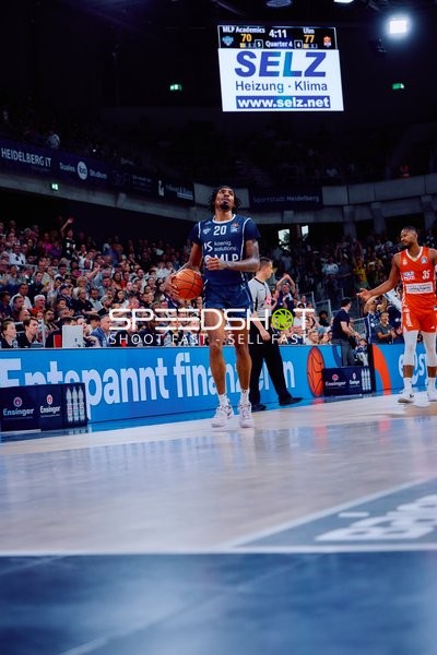 Ballführung Michael Weathers (20;MLP Academics Heidelberg) gegen Karim Jallow (35;Ratiopharm Ulm)