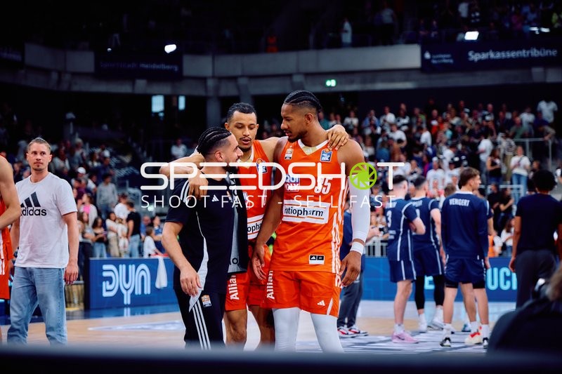 Spielende mit Nelson Weidemann (0;Ratiopharm Ulm), Karim Jallow (35;Ratiopharm Ulm), Thomas Klepeisz (22;Ratiopharm Ulm)