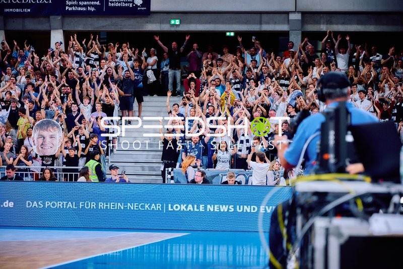 Publikum jubelt im SNP Dome