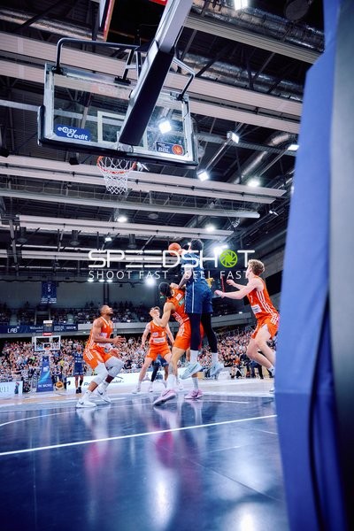 Jump shot contested Paul Zipser (9;MLP Academics Heidelberg), Tobias Jensen (7;Ratiopharm Ulm)