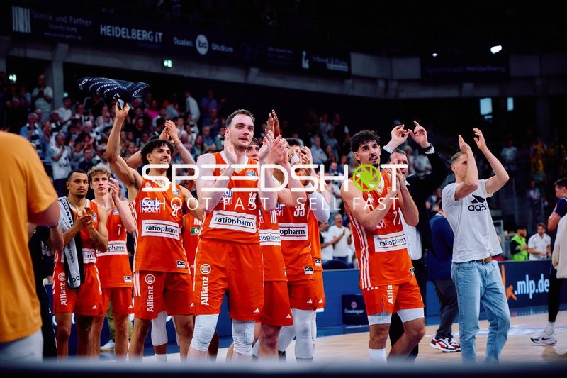 Applaus Ratiopharm Ulm Spieler Philipp Herkenhoff (14;Ratiopharm Ulm), Alec Anigbata (21;Ratiopharm Ulm), Tobias Jensen (7;Ratiopharm Ulm)