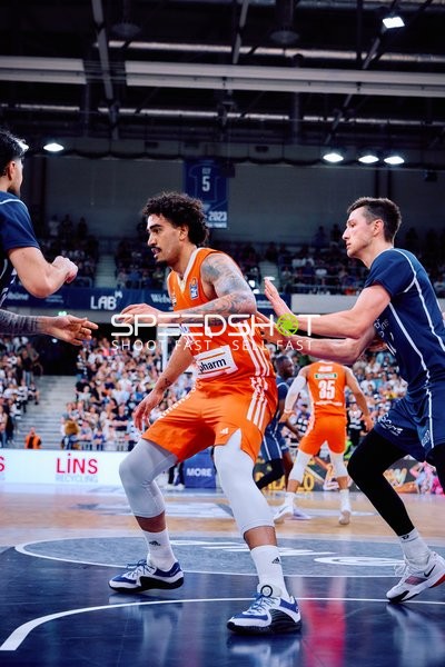 Defense Marcio Santos (3;Ratiopharm Ulm), Ryan Mikesell (33;MLP Academics Heidelberg)