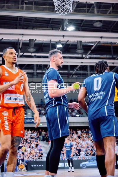 Spielszene mit Nelson Weidemann (0;Ratiopharm Ulm), Paul Zipser (9;MLP Academics Heidelberg), DJ Horne (0;MLP Academics Heidelberg)