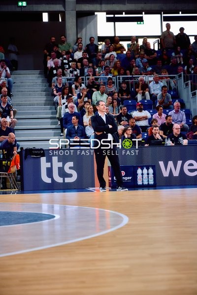 Stehend beobachten Ty Harrelson (98;Ratiopharm Ulm)