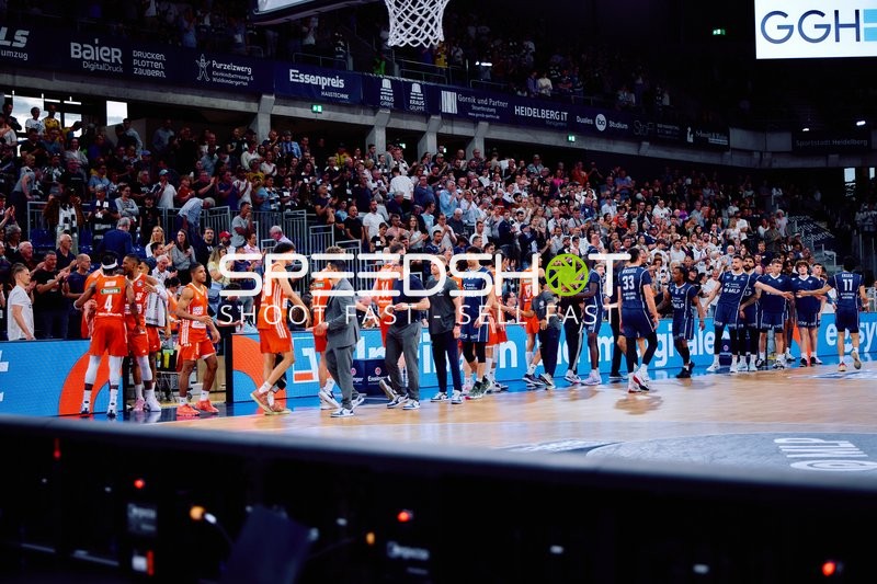 Handshake Alfonso Plummer (9;Ratiopharm Ulm), Paul Zipser (9;MLP Academics Heidelberg)