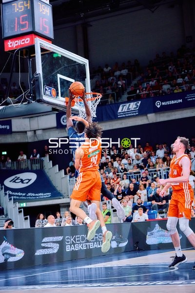 Dunk von Bakary Dibba (10;MLP Academics Heidelberg) gegen Alec Anigbata (21;Ratiopharm Ulm)