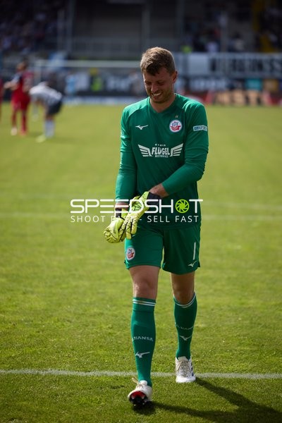 Torwart Benjamin Uphoff (1;FC Hansa Rostock) bereitet sich vor