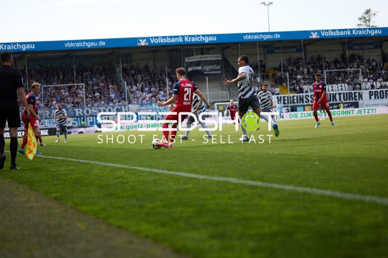 Pass Alexander Rossipal (21;FC Hansa Rostock) zu Lucas Ehrlich (25;SV Sandhausen)