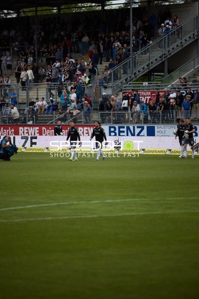 Spieler laufen Jonas Weik (31;SV Sandhausen), Dominic Baumann (28;SV Sandhausen), Diamant Lokaj (37;SV Sandhausen)