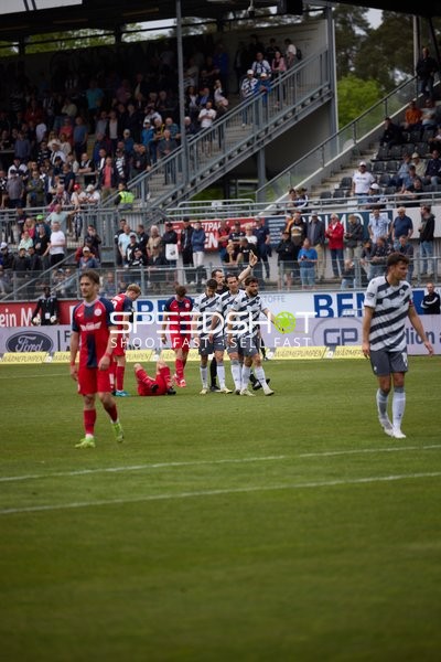 Gelbe Karte Lion Schuster (4;SV Sandhausen) an Sigurd Haugen (18;FC Hansa Rostock)