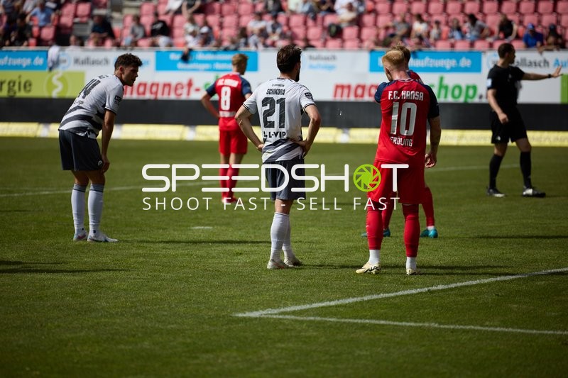 Freistoß Marco Schikora (21;SV Sandhausen), Nils Fröling (10;FC Hansa Rostock)