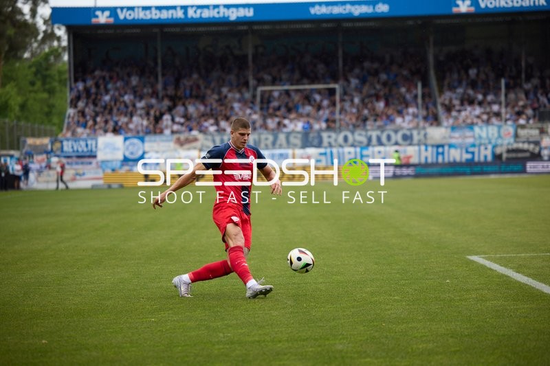 19, FC Hansa Rostock spielt Ball