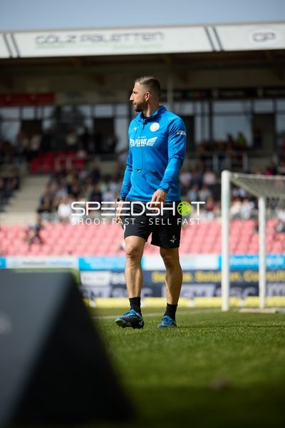 Staff-Mitglied Daniel Brinkmann (98;FC Hansa Rostock) am Spielfeld