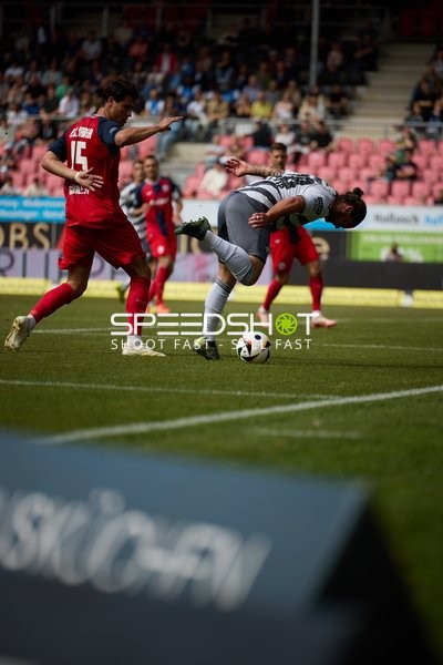 Tackle Alexander Mühling (15;SV Sandhausen)