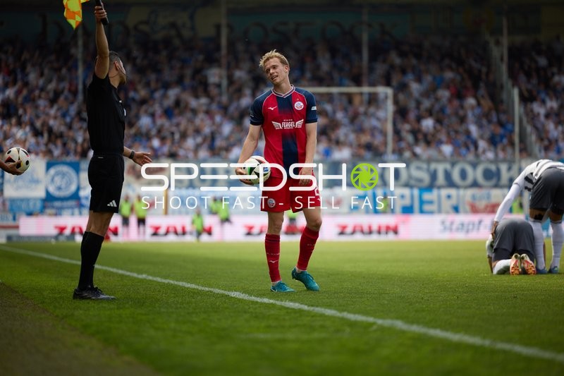 Freistoß Franz Pfanne (23;FC Hansa Rostock)