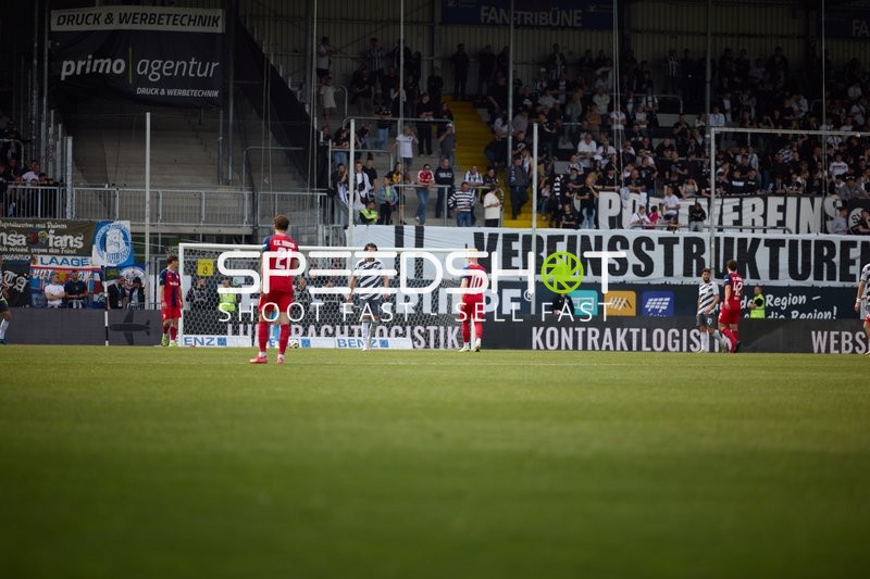 Abwehraktion Marco Schikora (21;SV Sandhausen), Justin Butler (10;SV Sandhausen), Benno Dietze (42;FC Hansa Rostock)